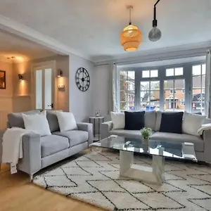 large-4-bed-house-near-river-thames.brighton-hotels-england.com/